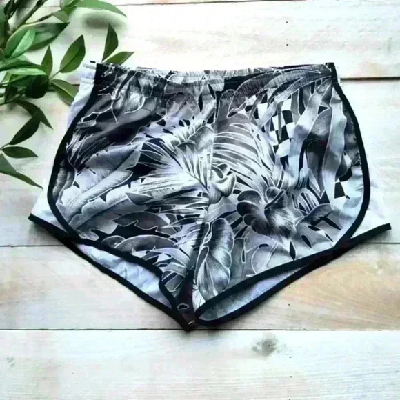 Nike Dri Fit Tropical Print Athletic Shorts Standard Fit Girls Size M NWT - Picture 1 of 6